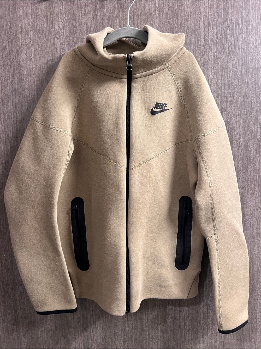 Nike Tech Fleece Jacket Boys
LARGE Beige / Olive